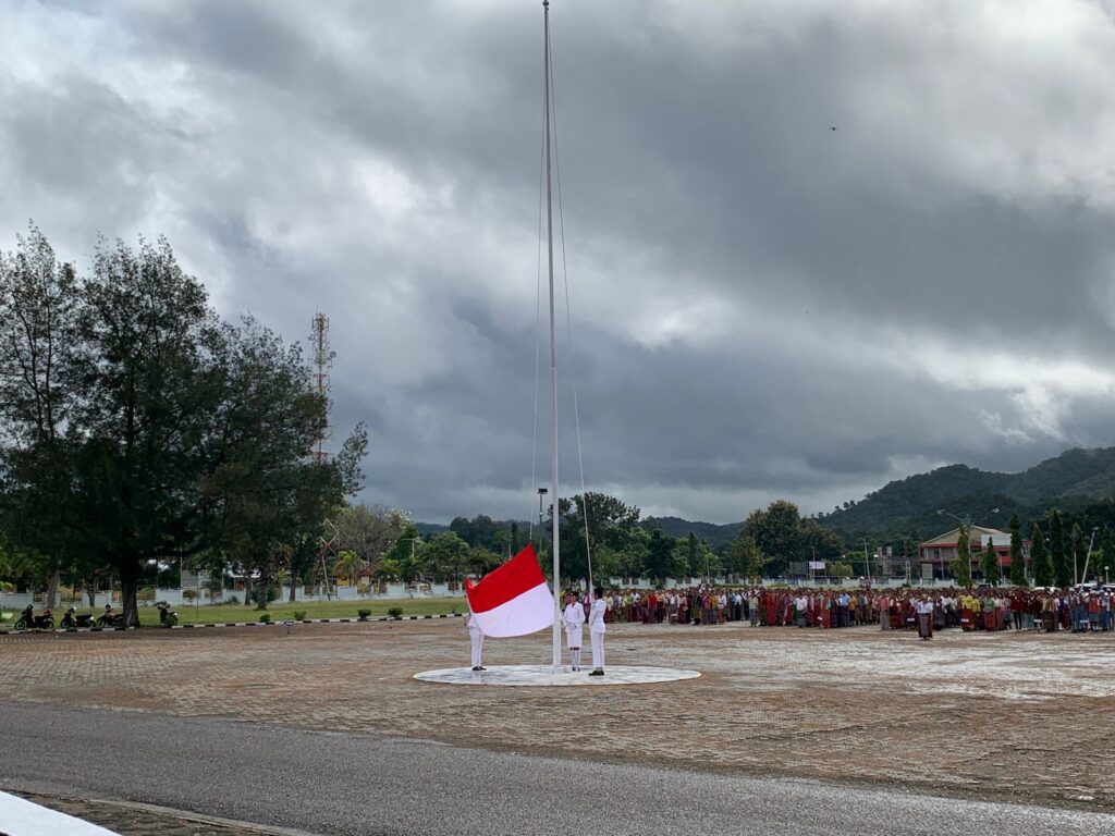 Upacara Bendera Memperingati Hari Pendidikan Nasional
