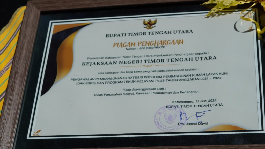 Penyerahan Piagam Penghargaan dari Pemda TTU