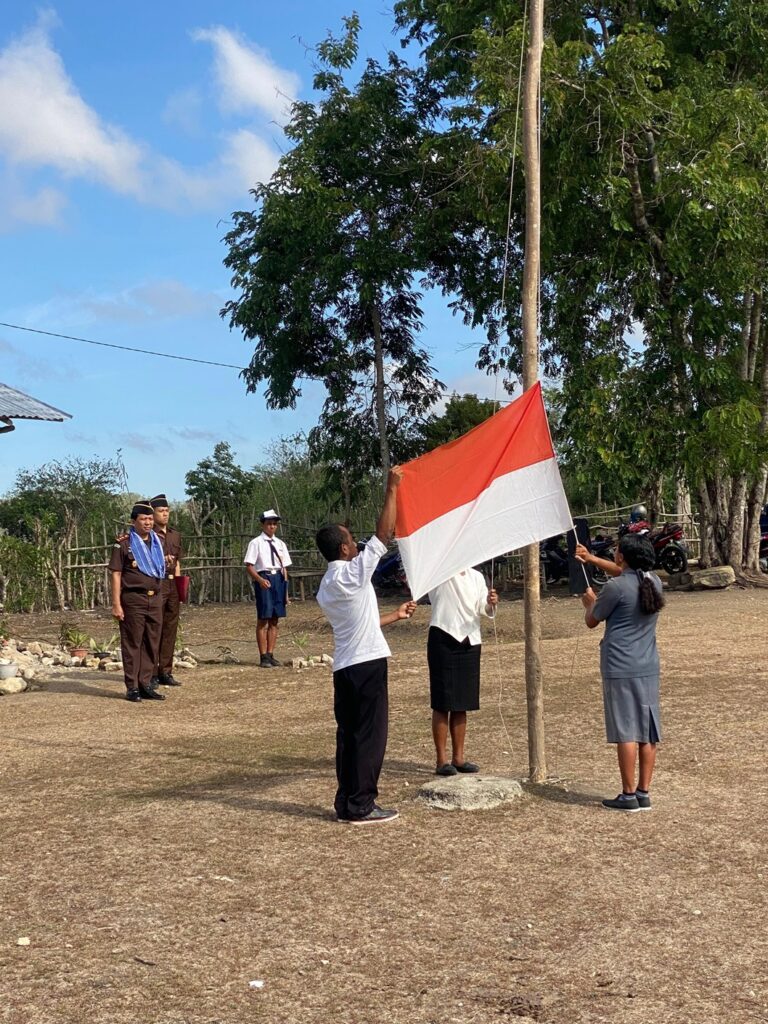 Kajari TTU Pimpin Upacara Bendera Pada Acara Jaksa Masuk Sekolah di SMP Negeri Lanaus
