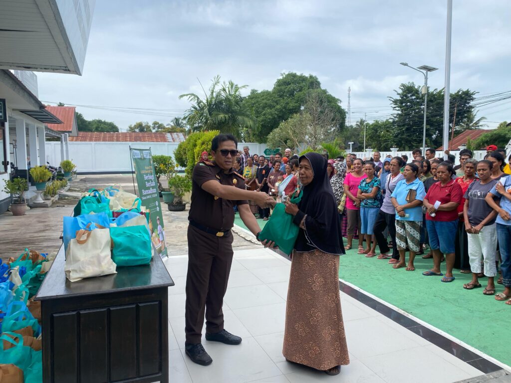 Kegiatan berkah Ramadhan Pembagian Sembako oleh Kejaksaan Negeri Timor Tengah Utara dan Ikatan Adhyaksa Dharmakarini Daerah Timor Tengah Utara