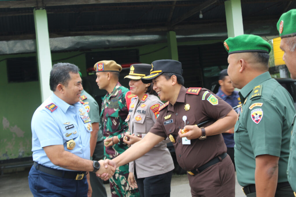 Kajari TTU turut menghadiri Kunjungan Dansesko TNI. Marsdya TNI Arif Widianto, S.A.B., M.Tr. (Han)., CHRMP beserta rombongan Pasis Dik Rek LIII Sesko TNI Angkatan 1999 di Makodim 1618/TTU