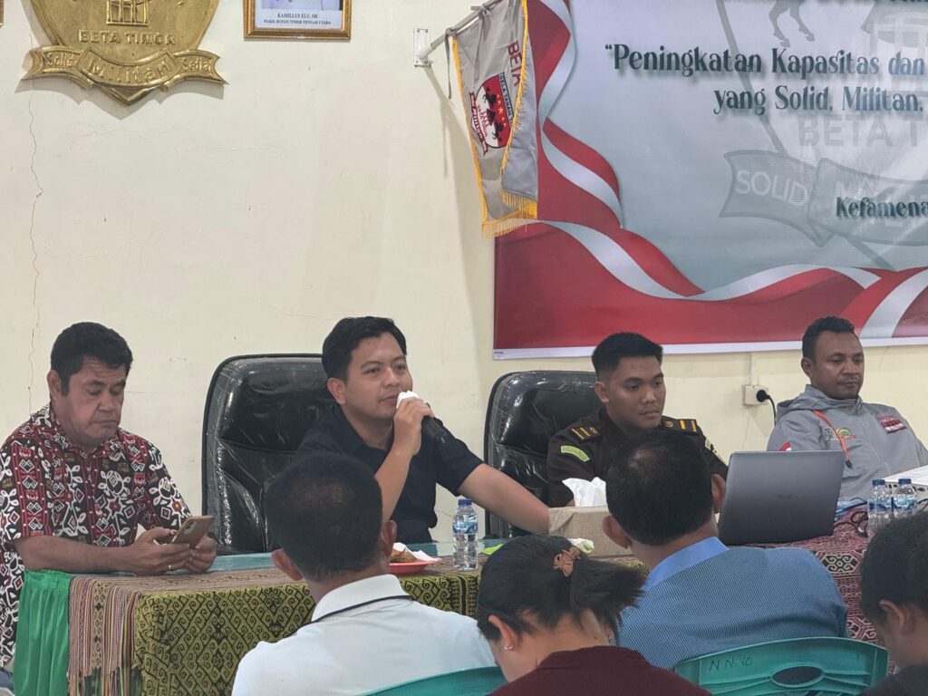 Kepala Seksi Perdata dan Tata Usaha Negara Kejaksaan Negeri Timor Tengah Utara menjadi pemateri dalam Pelatihan Dasar Kader Beta Timor Tahap II
